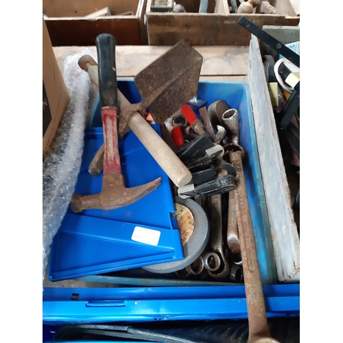 203 - A LARGE MIXED LOT TO INCLUDE BLACKSPUR A4 LAMINATOR, NEW LIGHT BULBS, NEW POWERFIX 1/2