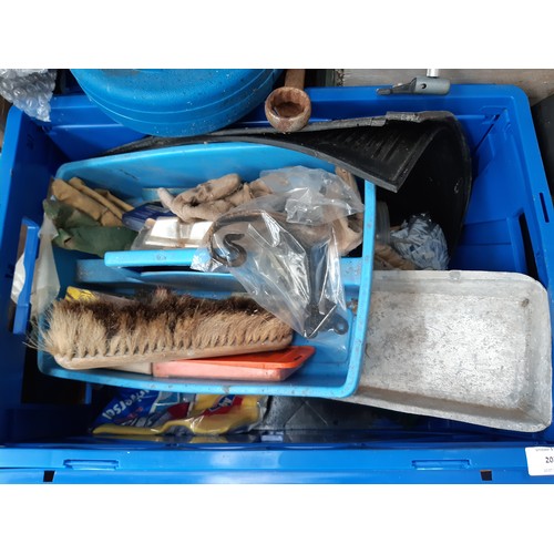 203 - A LARGE MIXED LOT TO INCLUDE BLACKSPUR A4 LAMINATOR, NEW LIGHT BULBS, NEW POWERFIX 1/2