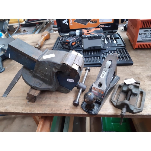 135 - THREE ITEMS TO INCLUDE A STANLEY WOOD PLANE, RED NO.2 3 1/2