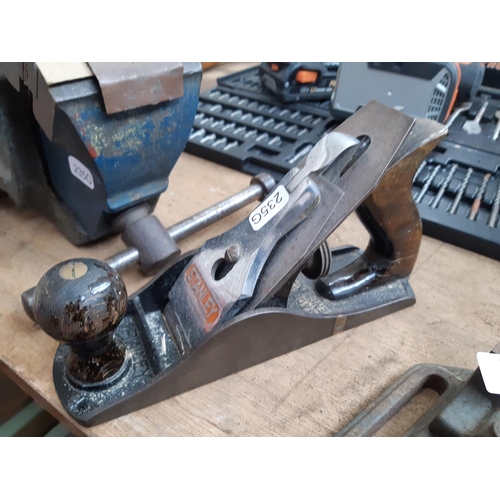 135 - THREE ITEMS TO INCLUDE A STANLEY WOOD PLANE, RED NO.2 3 1/2