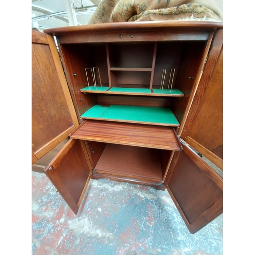 922 - AN OAK GAMES CABINET WITH TWO UPPER DOORS, INTERNAL STORAGE, GREEN BAIZE FELT INTERIOR AND TWO LOWER... 