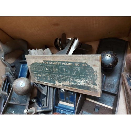 159 - A BOX CONTAINING A LARGE QUANTITY OF GOOD QUALITY VINTAGE WOOD PLANES TO INCLUDE RECORD 078, 04 AND ... 