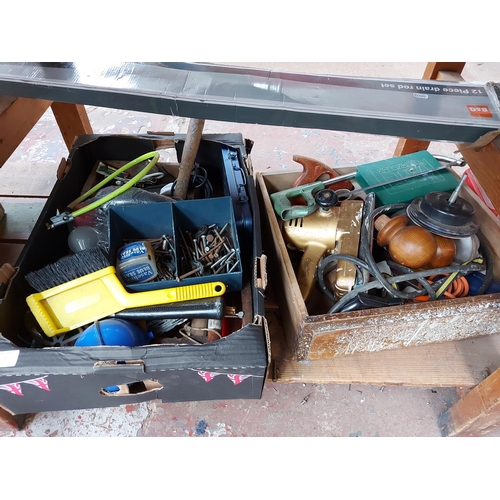 176 - A LARGE MIXED LOT TO INCLUDE MAINS ELECTRIC EXTENSION LEAD, PLUMBING ITEMS, FLATBED SANDER, SCREWS, ... 