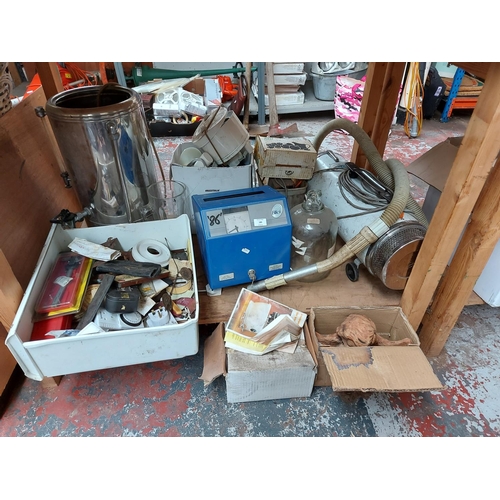 180 - A MIXED LOT TO INCLUDE STAINLESS STEEL HOT WATER BOILER, GLASS DEMIJOHN, BLACK SPUR DIGITAL VERNIER ... 