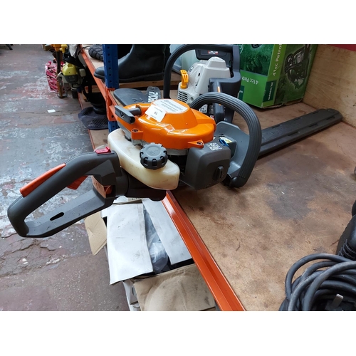 61 - AN ORANGE AND GREY HUSQVARNA 122HD60 PETROL HEDGE TRIMMER WITH 25