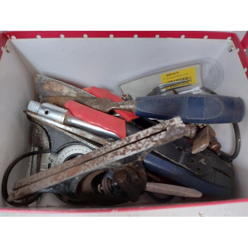 85 - A BOX CONTAINING WOOD CHISELS, NEW DRILL BITS, SMALL SPIRIT LEVEL, SCREWDRIVERS ETC.