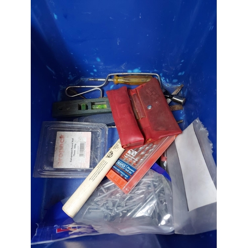 85 - A BOX CONTAINING WOOD CHISELS, NEW DRILL BITS, SMALL SPIRIT LEVEL, SCREWDRIVERS ETC.