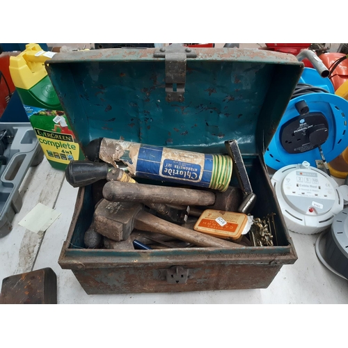 219 - A SMALL METAL TRUNK CONTAINING MIXED ITEMS TO INCLUDE LUMP HAMMERS, ANTI FREEZE TESTERS, PRESS STUD ... 