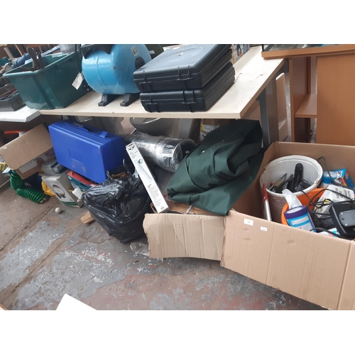 232 - A LARGE MIXED LOT TO INCLUDE BELDRAY WINDOW VAC, TOOLS, MINI FLUORESCENT LIGHTS ETC.