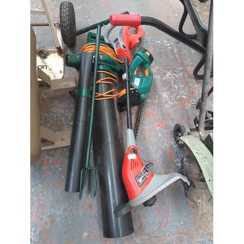 244 - A MIXED LOT TO INCLUDE GARDEN CLAW, PERFORMANCE POWER 18V CORDLESS HEDGE TRIMMER, ELECTRIC STRIMMER ... 