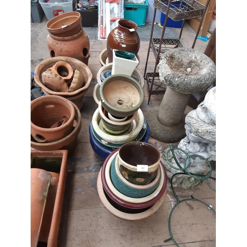 257 - A LARGE QUANTITY OF GOOD QUALITY VARIOUS STYLED GLAZED GARDEN PLANTERS