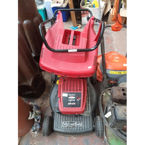 260 - A BLACK AND RED MOUNTFIELD HP470 PETROL LAWN MOWER WITH BRIGGS & STRATTON ENGINE AND GRASS BOX