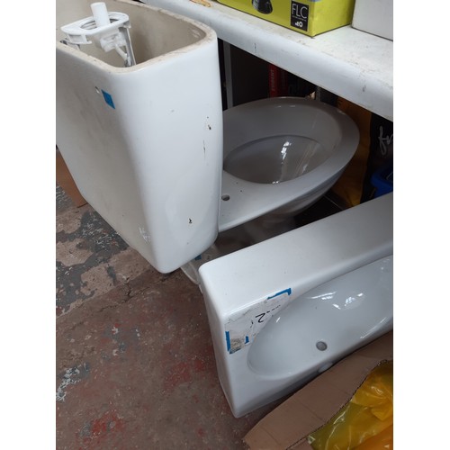 189 - A LARGE QUANTITY OF BATHROOM FITTINGS TO INCLUDE WASH BASINS, TOILET WITH CISTERNS ETC.