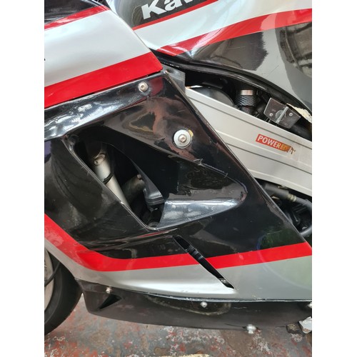 17 - A BLACK AND SILVER KAWASAKI ZX-10 1000CC MOTORCYCLE, DATE OF FIRST REGISTRATION 15.02.1999, M.O.T UN... 