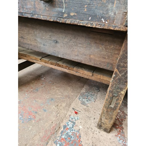 172 - A VINTAGE WOODEN HEAVY DUTY WORK BENCH - MEASURING APPROX. 4' X 2'8 X 30