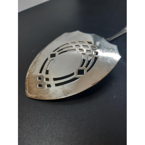 138 - A hallmarked sterling 925 silver pie server with monogrammed “M” top - total approx. weight 96 grams