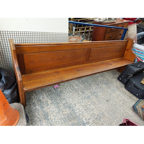 285 - A good quality pitch pine church pew measuring approx. 8ft 4