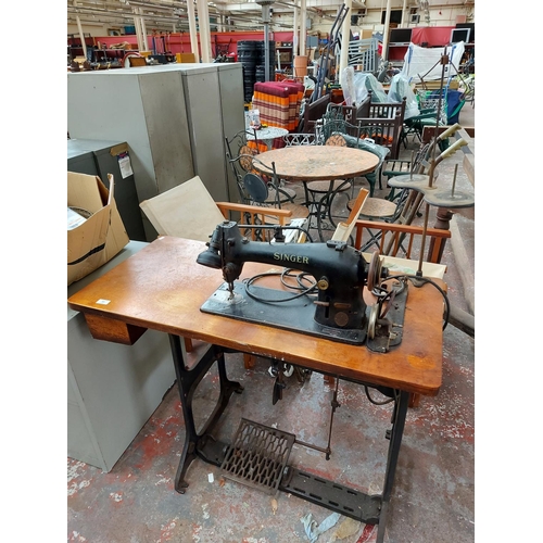 287 - A vintage Singer industrial pedal powered sewing machine with wooden top and heavy cast iron base wi... 