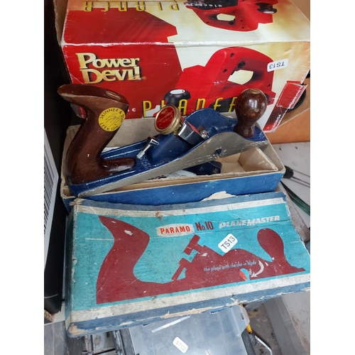 344 - A mixed lot to include a boxed Paramo No.10 wood plane, cased Challenge electric jigsaw, claw hammer... 