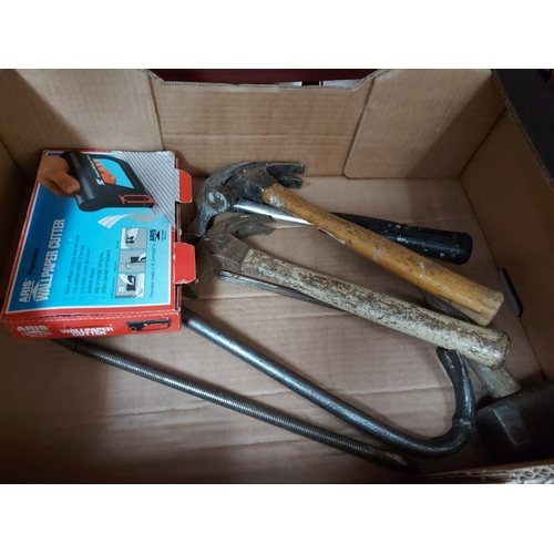 344 - A mixed lot to include a boxed Paramo No.10 wood plane, cased Challenge electric jigsaw, claw hammer... 