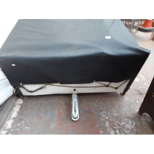 284 - A white Sunseeker Classic trailer tent measuring approx. 6ft 6