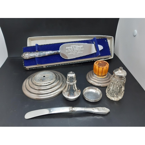 60 - A collection of various hallmarked silver to include a four stepped base (total approx. weight 125 g... 