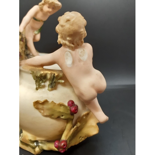 28 - An Art Nouveau Ernst Wahliss Wien Teplitz pot pourri pot with putti and leaf design