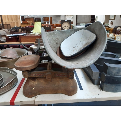 116 - Six vintage kitchen scales of various sizes together with a quantity of cast iron weights