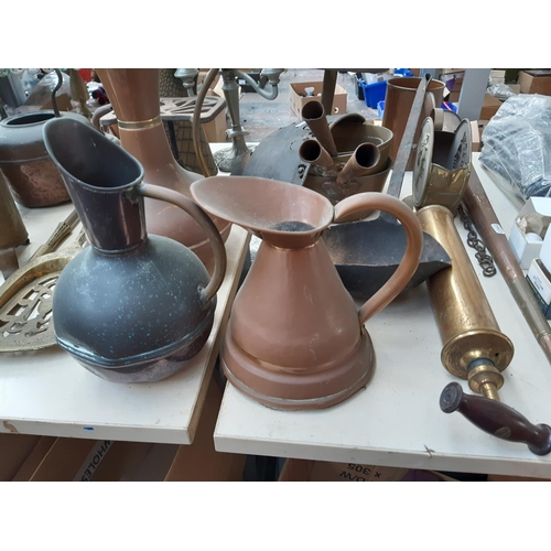 122 - A large collection of mixed metalware to include a set of three graduating saucepans, copper jug, de... 