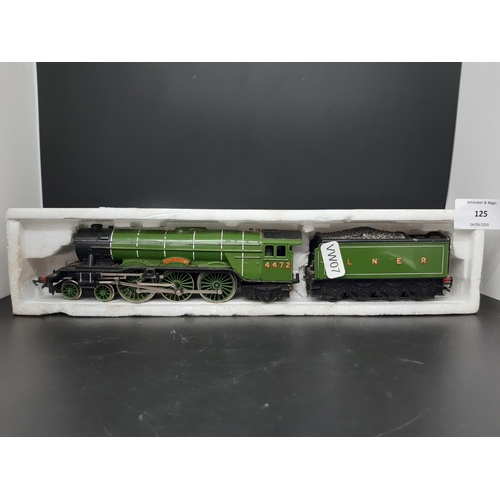 125 - A Hornby OO gauge 4-6-2 ‘Flying Scotsman’ LNER 4472 locomotive and tender in green livery