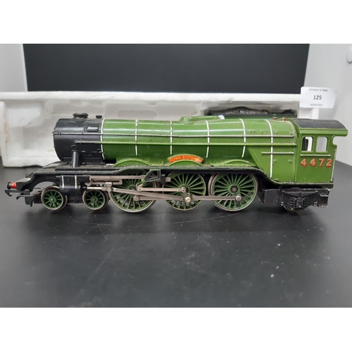 125 - A Hornby OO gauge 4-6-2 ‘Flying Scotsman’ LNER 4472 locomotive and tender in green livery