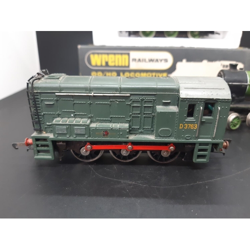 126 - Three model railway ‘OO’ gauge locomotives to include a Hornby LNER R252 0-6-0 8477 in green livery,... 