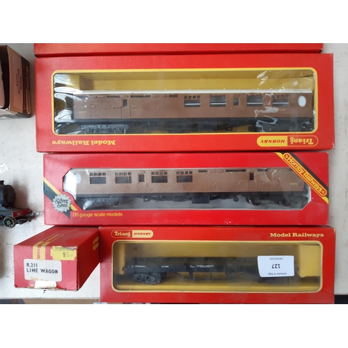 127 - A collection of boxed Hornby ‘OO’ gauge accessories to include R.211 lime wagon, R102 mineral wagon,... 