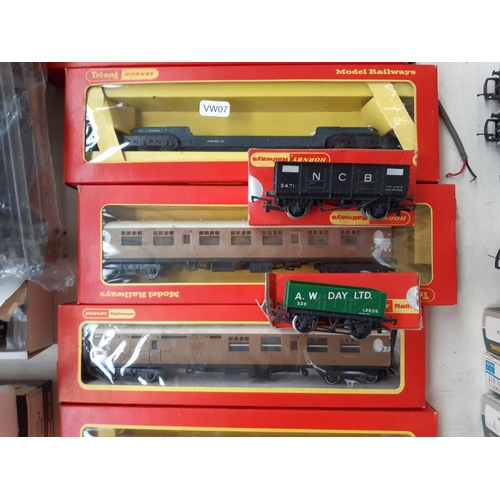 127 - A collection of boxed Hornby ‘OO’ gauge accessories to include R.211 lime wagon, R102 mineral wagon,... 