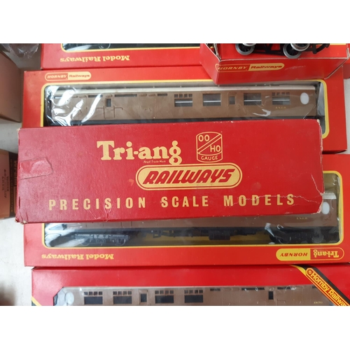 127 - A collection of boxed Hornby ‘OO’ gauge accessories to include R.211 lime wagon, R102 mineral wagon,... 