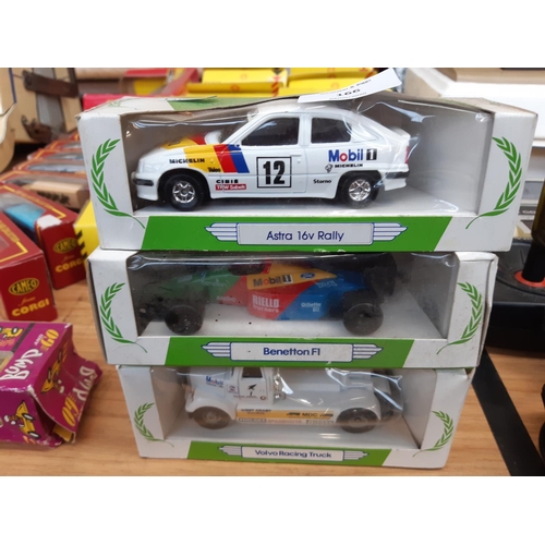 166 - A large collection of boxed die cast vehicles to include a Bburago Ferrari F40, seven Cameo merchant... 