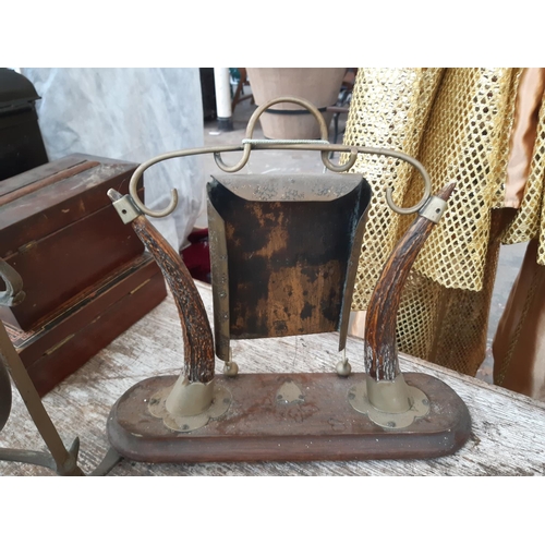 192 - Two vintage dinner gongs to include an Art Nouveau brass example with decorative leaf top and a late... 