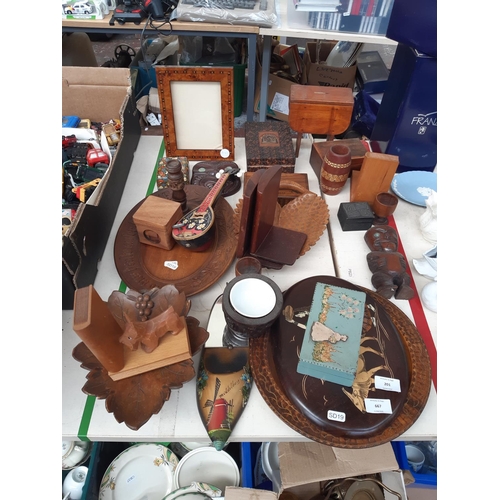 201 - A collection of treen to include carved leaf design bowl, souvenir plates, burr walnut effect photo ... 