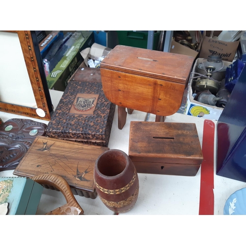 201 - A collection of treen to include carved leaf design bowl, souvenir plates, burr walnut effect photo ... 