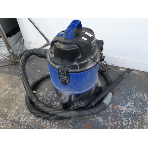 749 - A black and blue Wickes 20L vacuum cleaner