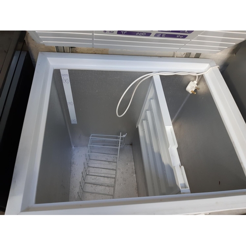 758 - A Skandiluxe top loading chest freezer - measuring approx. 73cm wide