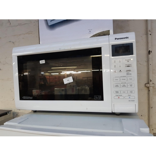 762 - A Panasonic NN-ST450W 900w microwave/inverter oven