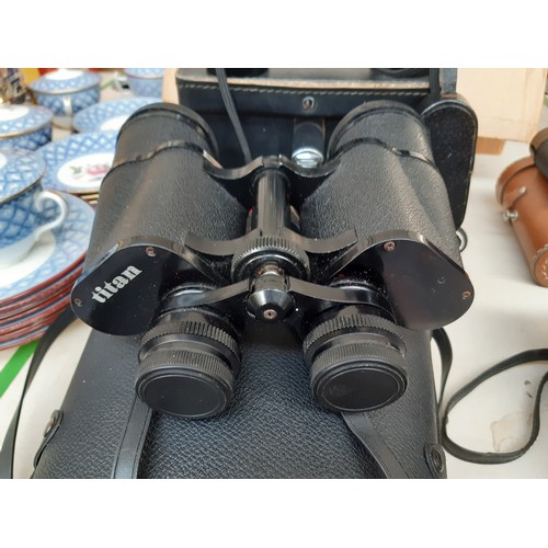 206 - Four pairs of vintage cased binoculars to include a pair of Hunter model 711 8x30, Titan 10 X 50, El... 