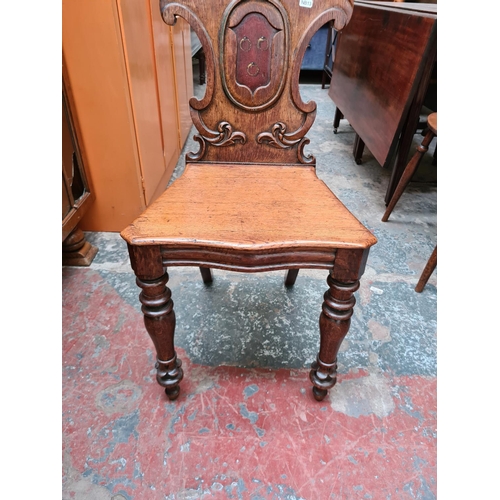 519 - A 19th century oak shieldback hall chair