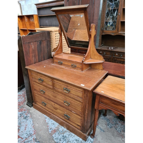 529 - An Edwardian oak dressing table with two short over two long drawers and upper bevel edged mirror - ... 