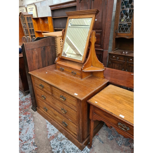 529 - An Edwardian oak dressing table with two short over two long drawers and upper bevel edged mirror - ... 