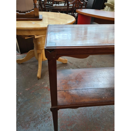 583 - An Edwardian mahogany two tier console table