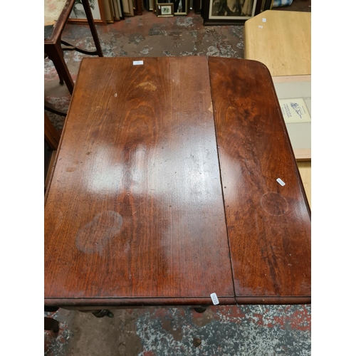 632 - A 19th century mahogany drop leaf occasional table