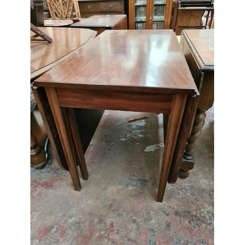 635 - A Georgian mahogany drop leaf gate legged dining table