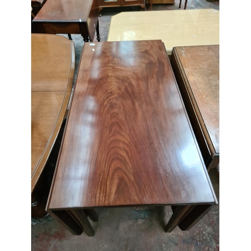 635 - A Georgian mahogany drop leaf gate legged dining table